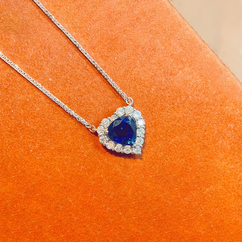 Natural Sapphire Diamond Necklace: Natural sapphire diamond necklace, 18k gold inlay, sapphire 1.052 carats, diamond 26 points, excellent texture