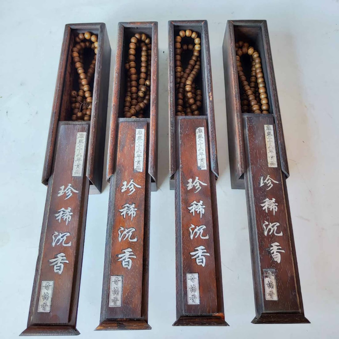 A collection of rare agarwood and agarwood bracelets, with a light fragrance that calms the mind and: A collection of rare agarwood and agarwood bracelets, with a light fragrance that calms the mind and lasts for a long time