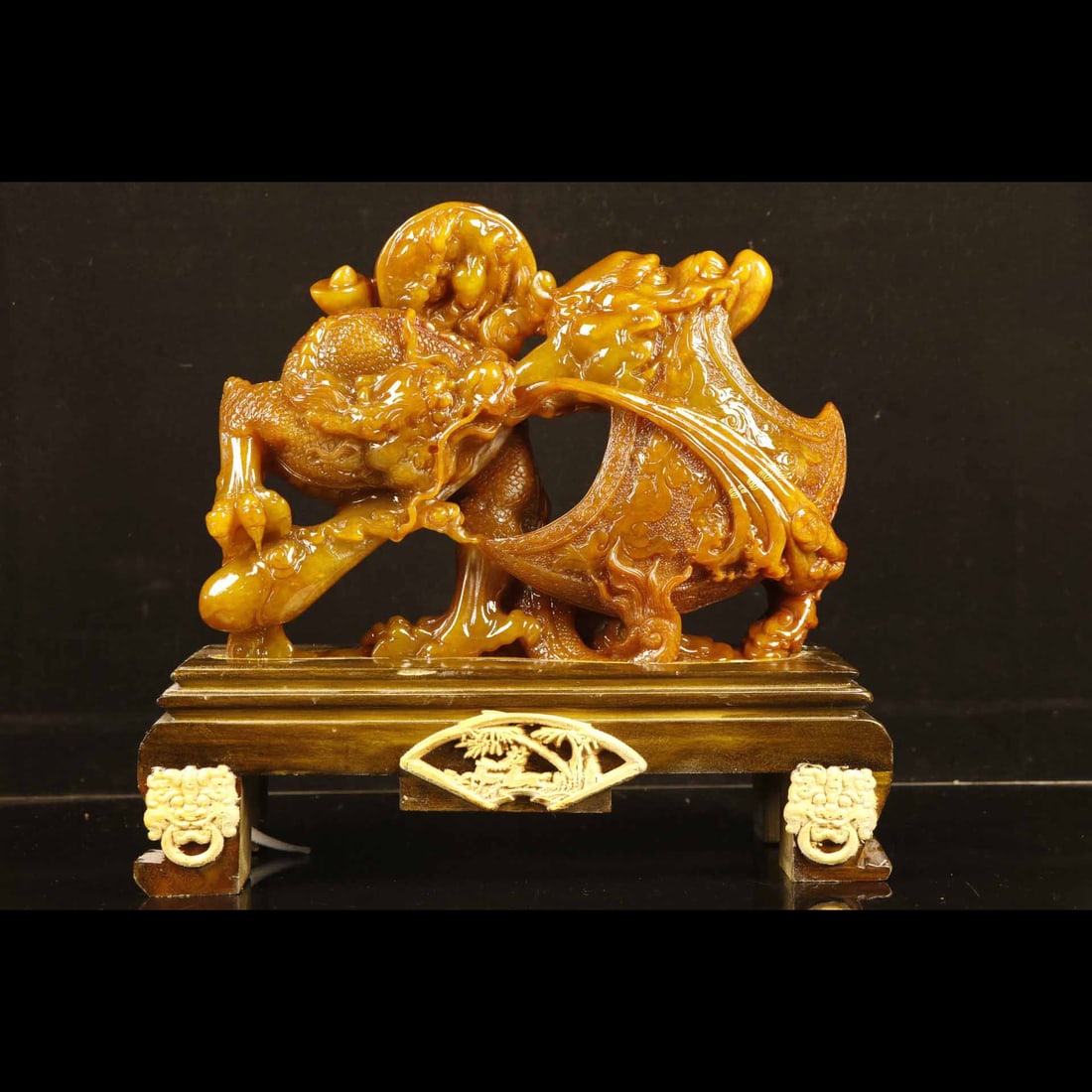 Fine Tianhuang stone (made by famous artist Cangmen) hollowed-out "Dragon on the Mansion" ornament: Fine Tianhuang stone (made by famous artist Cangmen) hollowed-out "Dragon on the Mansion" ornament High 29CM wide 30CM Weight: 453000g