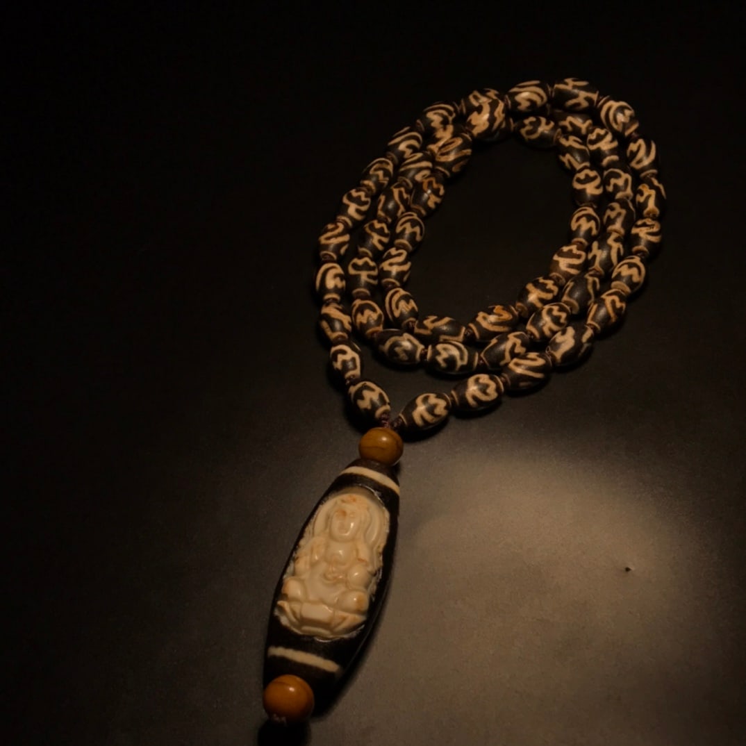 Fire offering dragon pattern old agate water lotus dzi beads and Guanyin dzi beads rosary necklace: Fire offering dragon pattern old agate water lotus dzi beads and Guanyin dzi beads rosary necklace.Perfect and weathered Water Lotus: 8x12mm, 54 beads Meaning: Pure beads, with pure and noble dignity,
