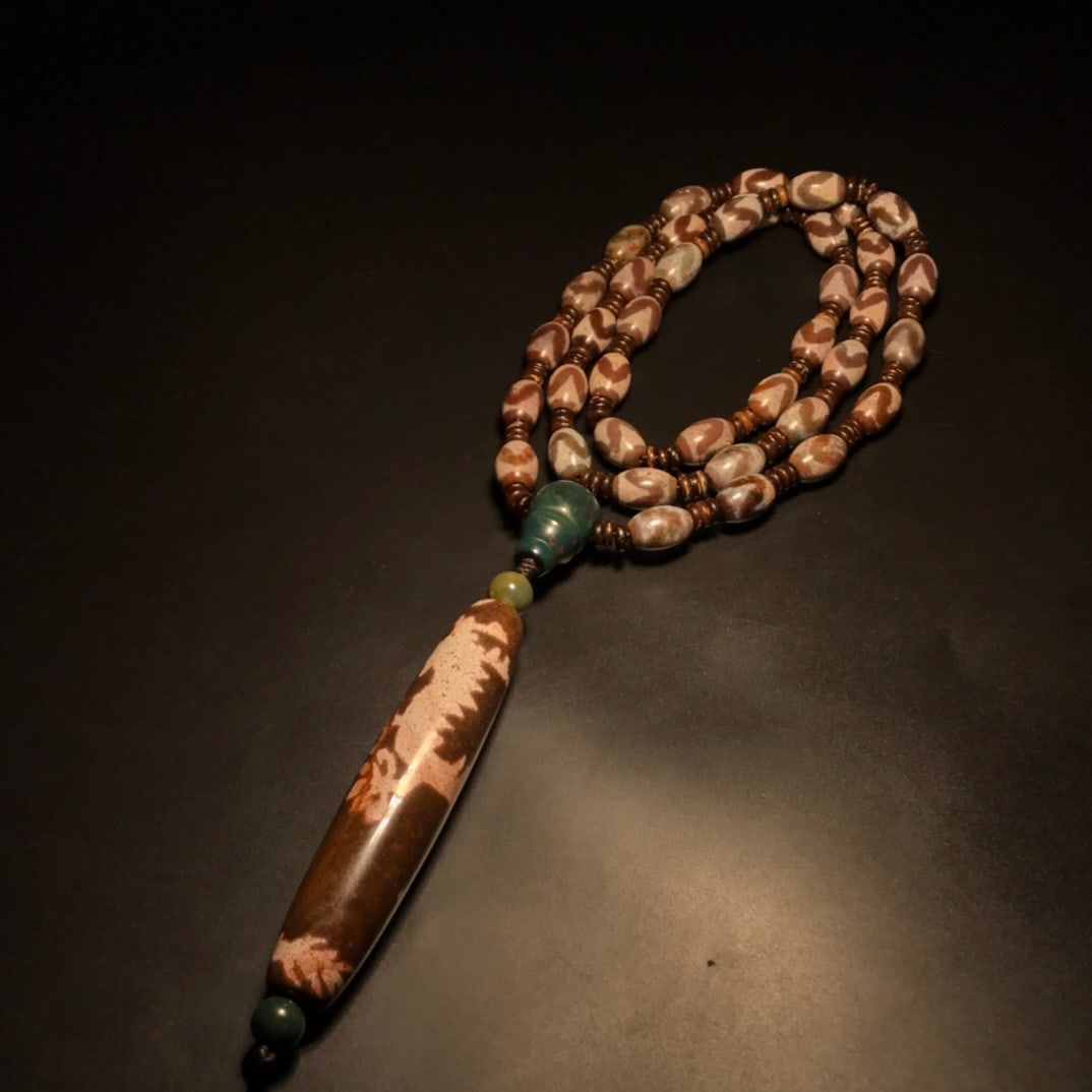 Agate Tiger Teeth Elephant Dzi Beads and Five-clawed Dragon Elephant Dzi Beads Necklace: Agate Tiger Teeth Elephant Dzi Beads and Five-clawed Dragon Elephant Dzi Beads Necklace.Red and old-fashioned, full of cinnabar Tiger Tooth Dzi Beads: 8x12mm, 38 pieces Tiger Tooth Dzi Beads, beads fo