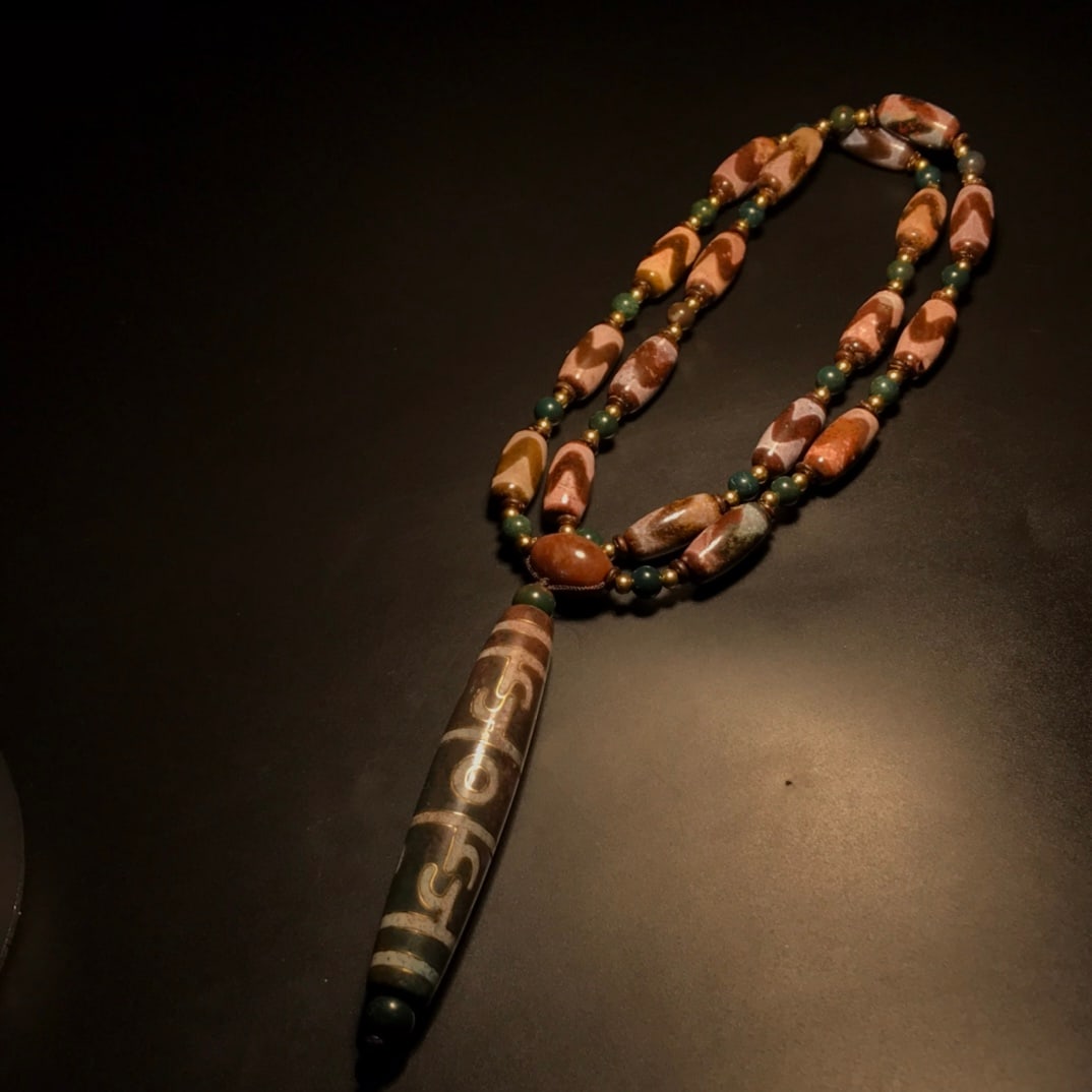 Tiger Tooth Xiangxiong Dzi Bead with Golden Silk Lotus Master Dharma Instrument Dzi Bead Necklace: Tiger Tooth Xiangxiong Dzi Bead with Golden Silk Lotus Master Dharma Instrument Dzi Bead Necklace.Perfect old cinnabar Tiger tooth: 9x20mm, Tiger tooth dzi beads, exorcism beads, tiger teeth are famou