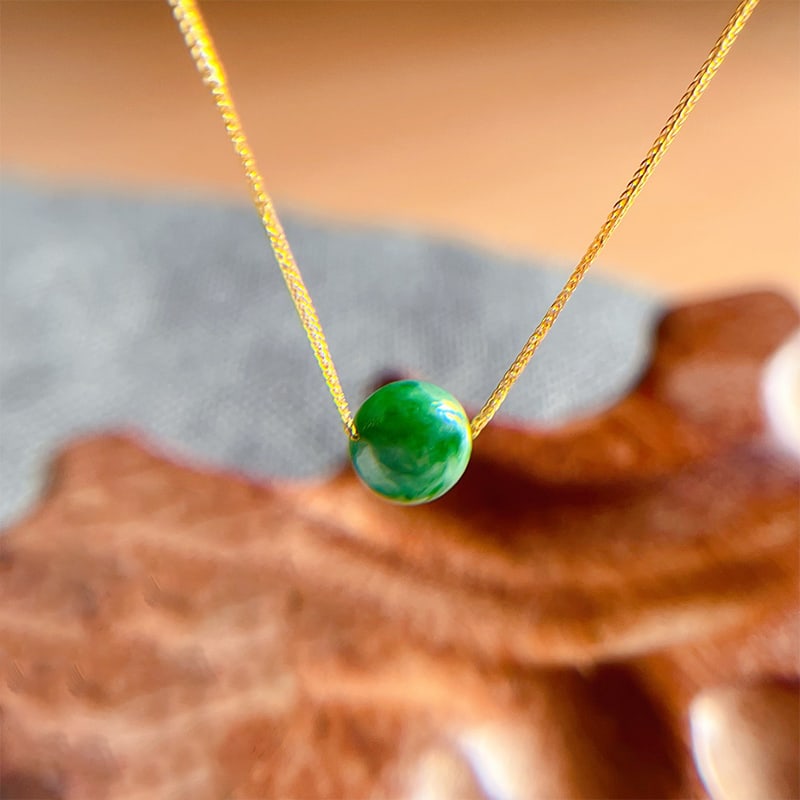 18k gold Chopard chain, natural spicy green jadeite: 18k gold Chopard chain, natural spicy green jadeite
