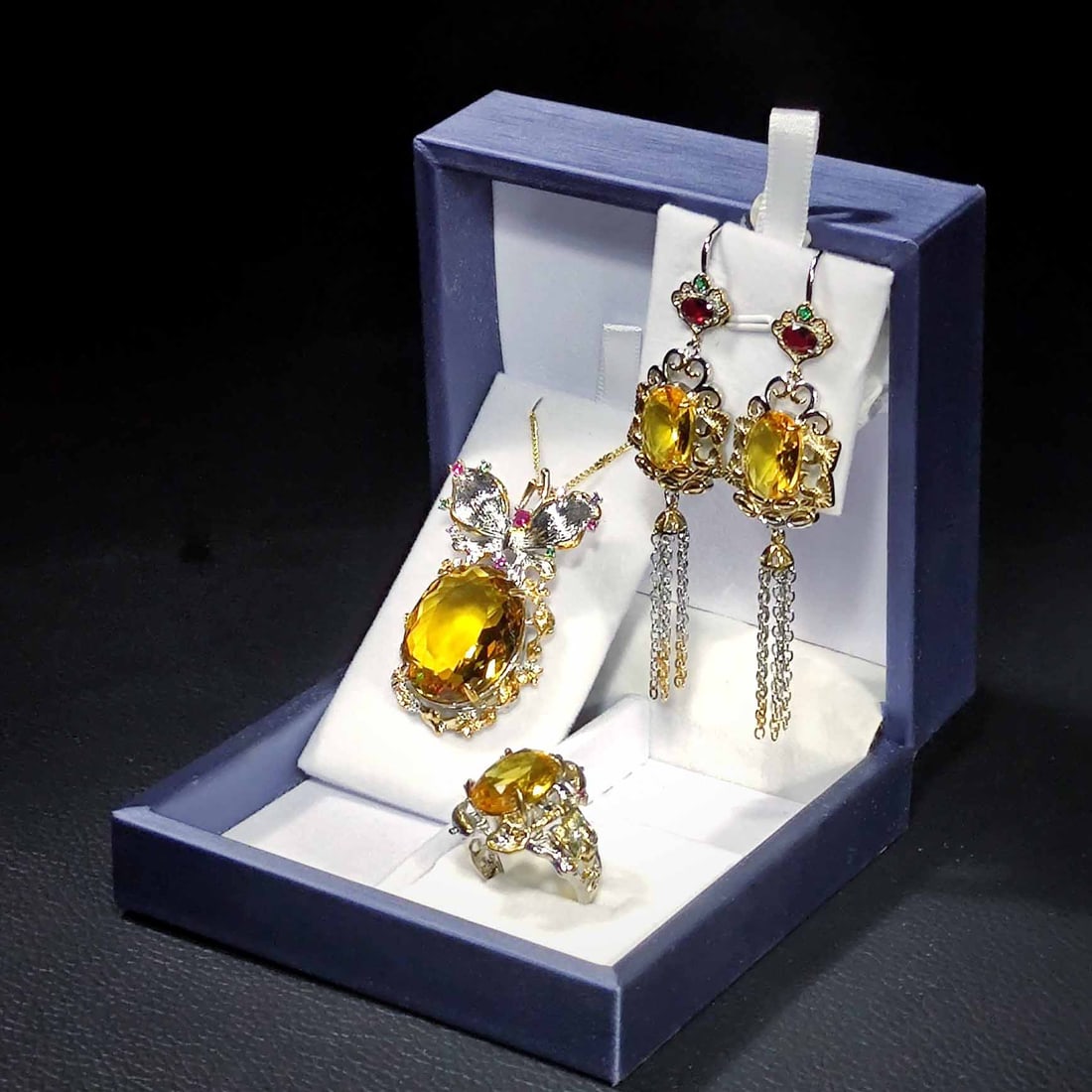 Three-piece gold and silver jewellery set with yellow sapphires (1 of 9)