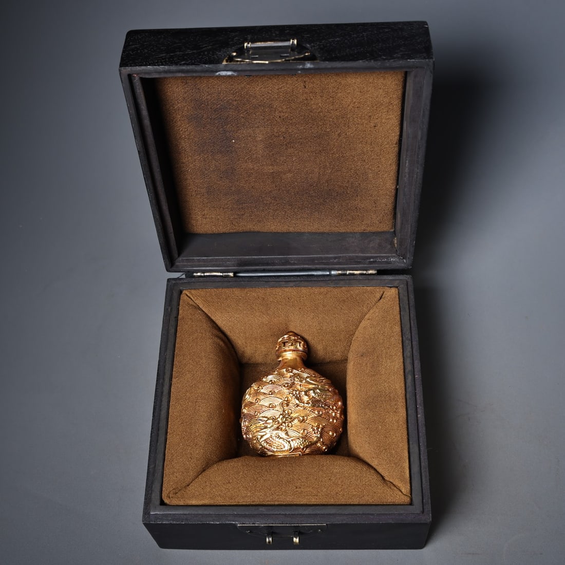 Silver gilt inlaid cloisonne sapphire snuff bottle. Fine workmanship (1 of 9)