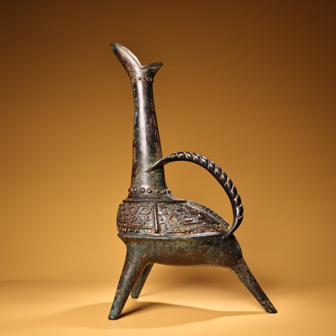 Rare old collection of bronze three-legged wine glass with handle and high neck: Rare old collection of bronze three-legged wine glass with handle and high neck.Wine vessel, exquisite craftsmanship, well preserved High?40CM wide?19CM Weight: 2000g