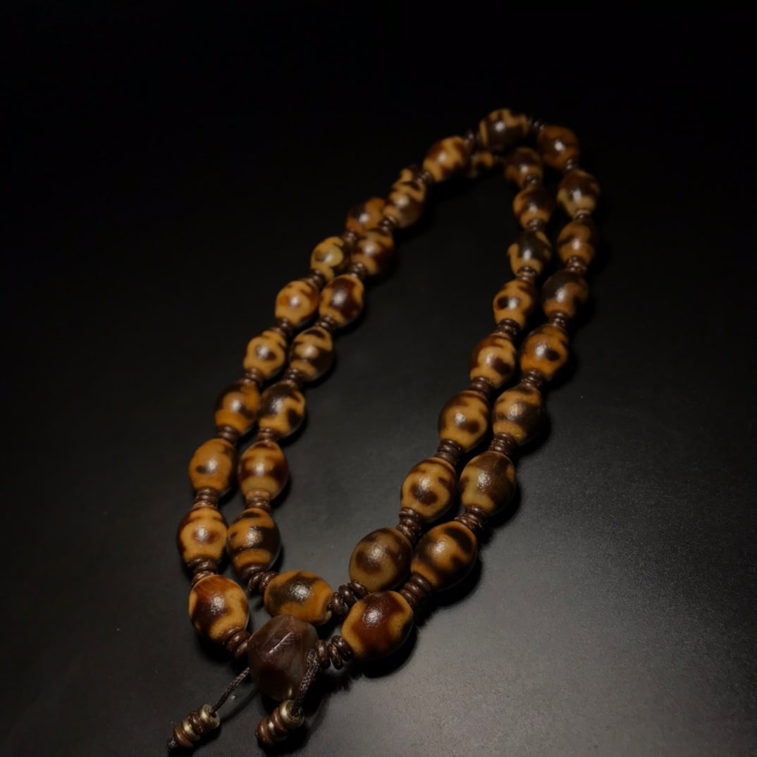 Patinated black gold old agate vase daro dzi bead necklace hand-held (1 of 9)