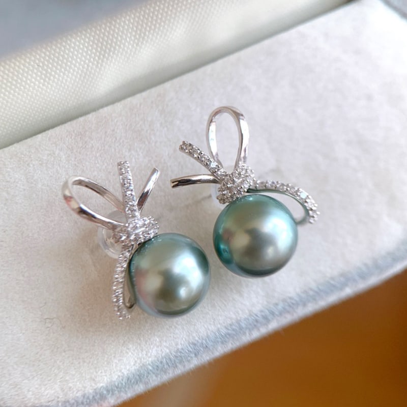 Natural Apple Green Bow Black Bead Earrings: Natural Apple Green Bow Black Bead Earrings 9-10mm