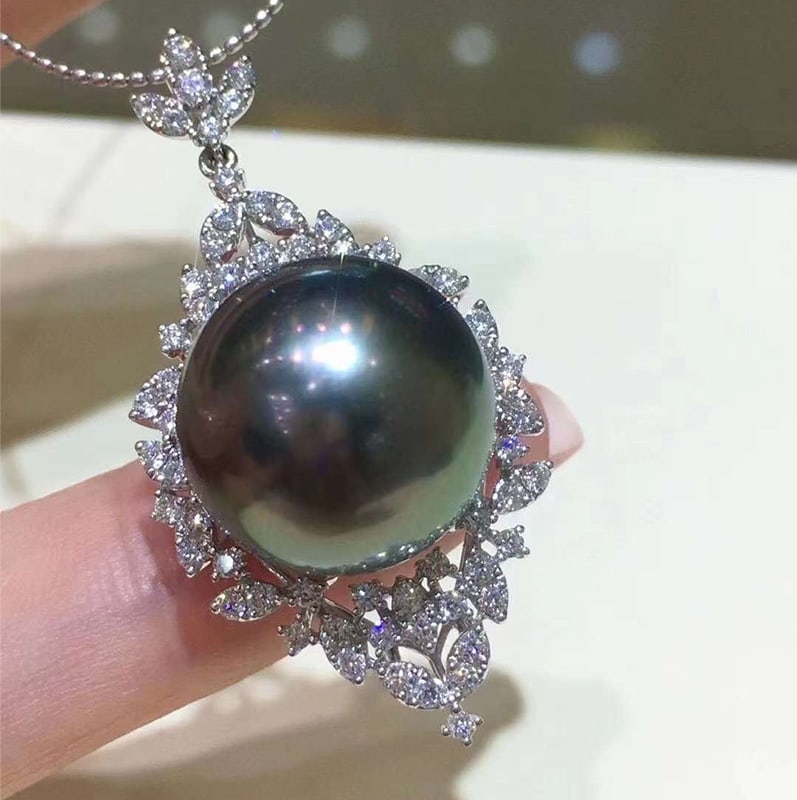 Natural black pearl pendant: Pure natural black pearl pendant, perfectly round and bright with slight imperfections, simple and elegant, silver plated and inlaid with 18k gold