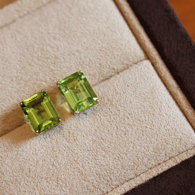 18k gold peridot four-claw earrings: 18k gold peridot four-claw earrings, rectangular cut highlights neatness and elegance