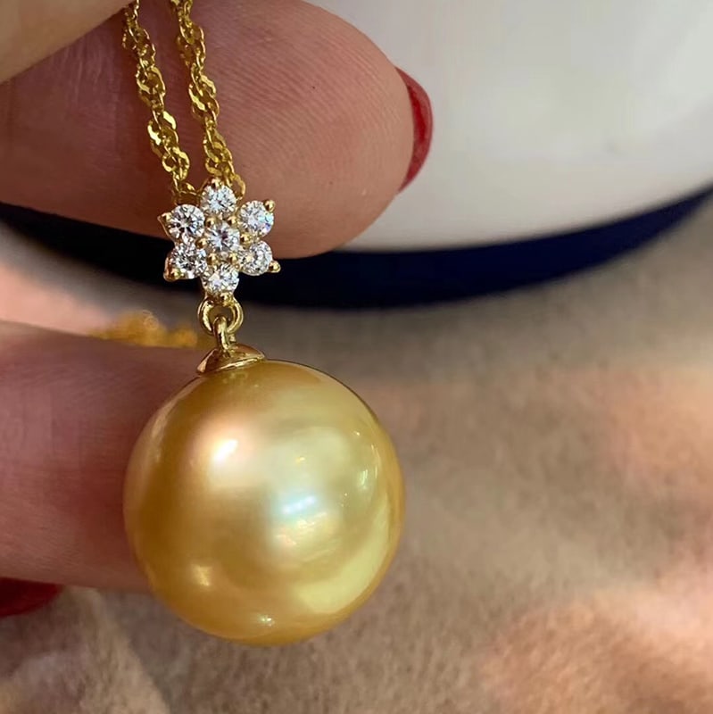 Large grain seawater South Sea gold bead pendant (1 of 2)