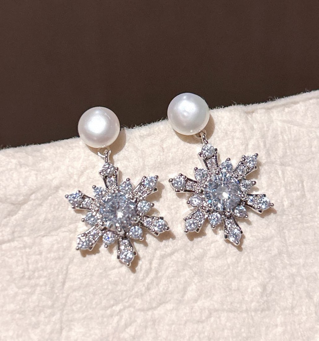 Natural pearl snowflake earrings: Natural pearl snowflake earrings, natural pearl inlay silver needle earrings