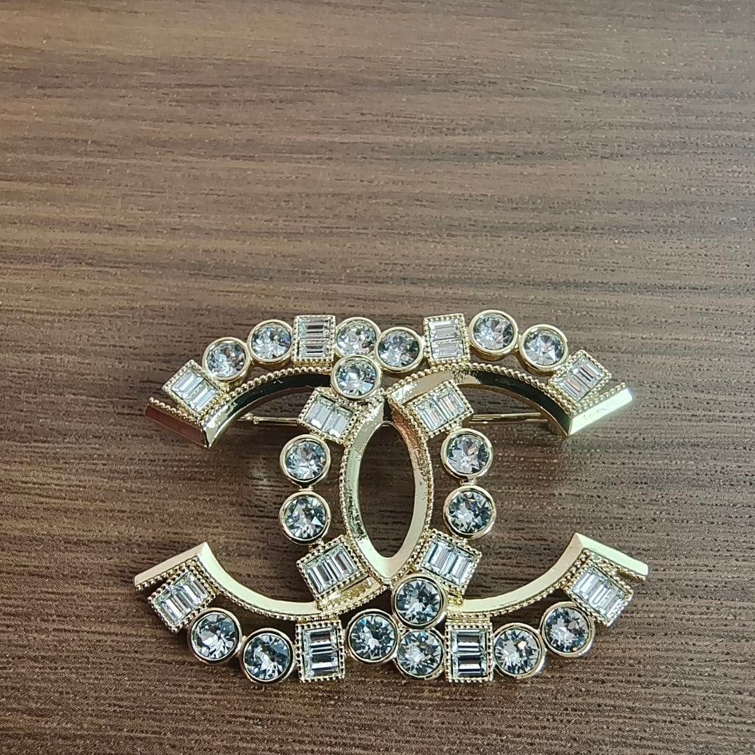 CHANEL Coco Mark rhinestone brooch [Second-hand]: CHANEL Coco Mark Rhinestone Brooch [Second-hand] Because it is a second-hand product, it is not verified and cannot be returned or exchanged. Product Description Size: (approximately) width 46mm x hei
