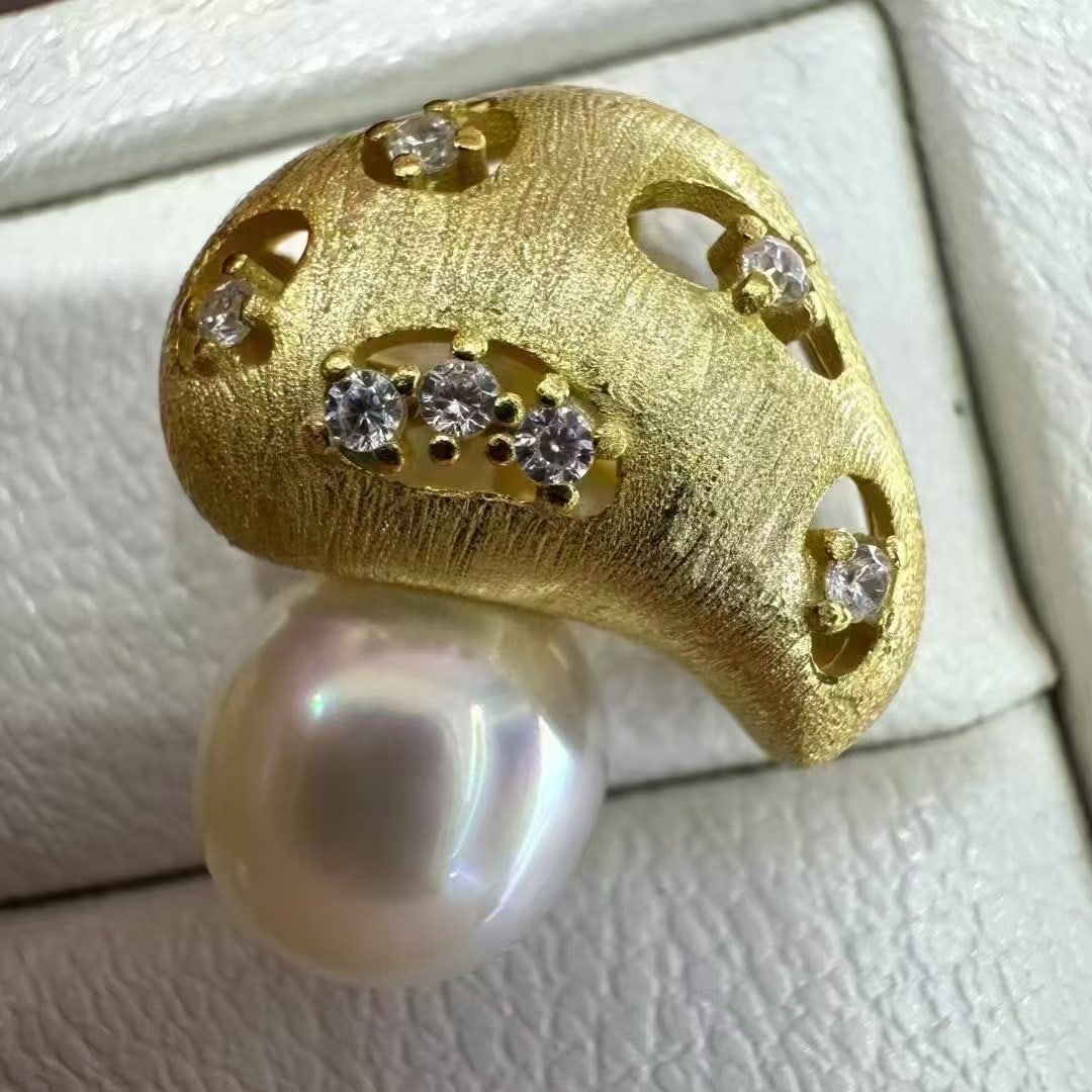 Brushed Mushroom Pearl Brooch: Brushed mushroom pearl brooch, 9-10mm natural Edison pearl