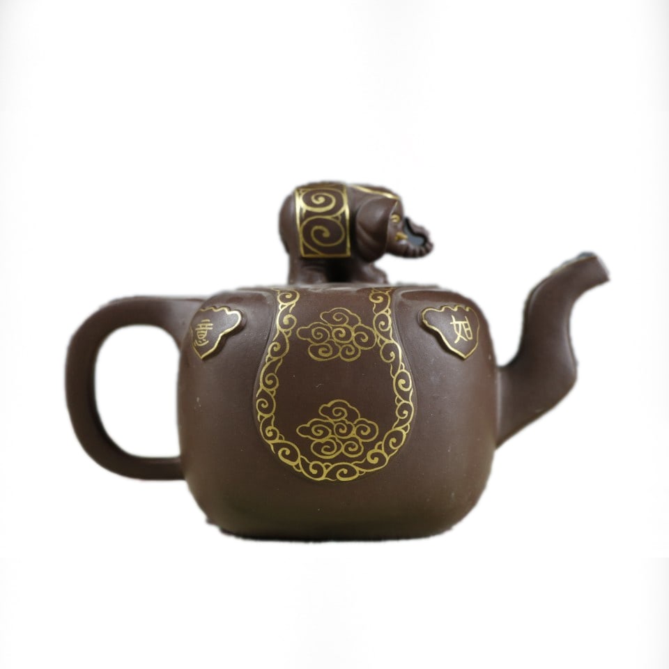 Purple clay teapot: Purple clay teapot.Yixing purple clay pot with gold-painted “Taiping Youxiang” High?10.5CM wide?16CM 1.International Shipping: Foreign shipping costs are determined by the destination. 2.Photo