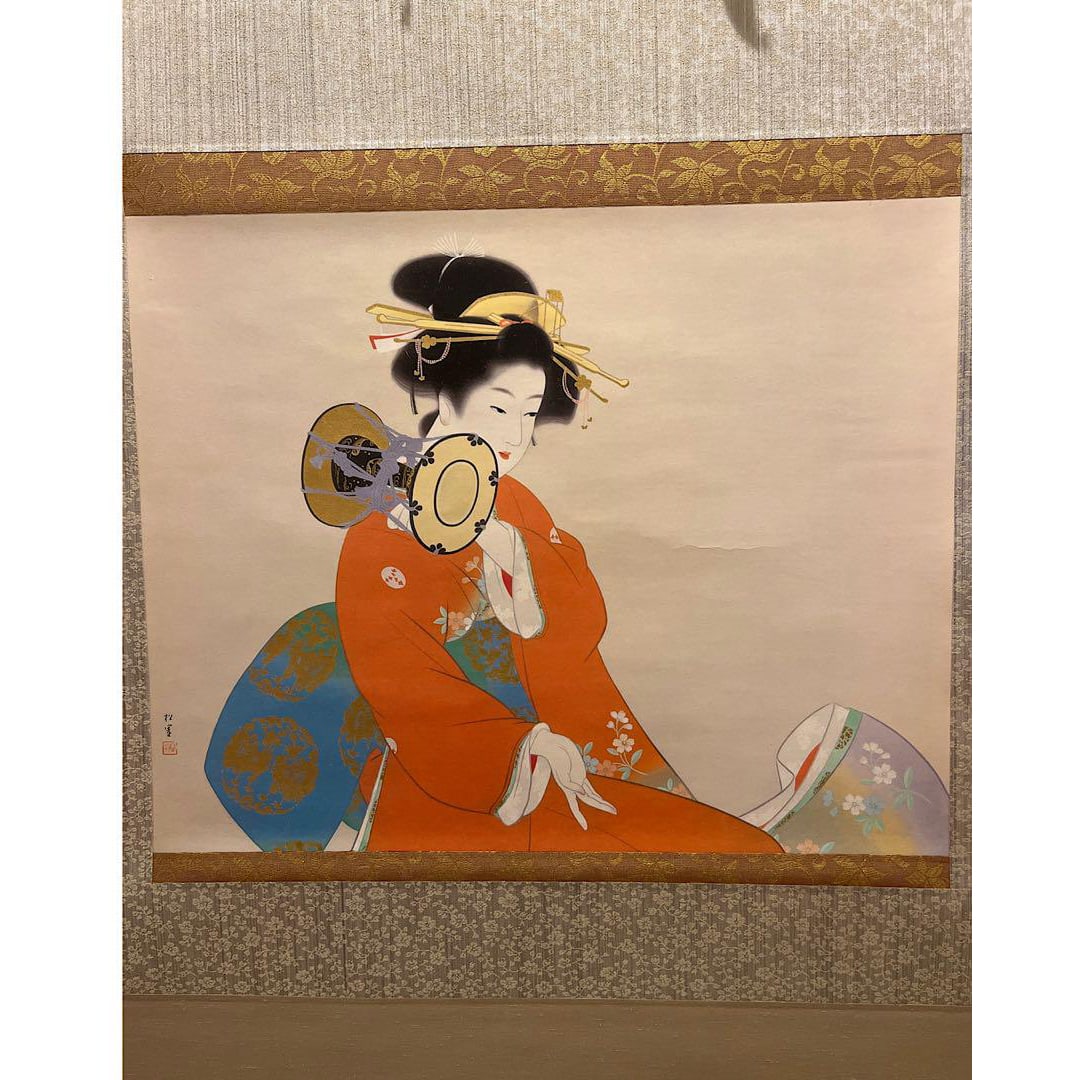 Scroll painting "Drum Sounds" by Shoen Uemura: Due to aging, there are stains and other marks.Please understand that this is a second-hand item. There may be stains and odors that are difficult to see in the photos Freight:1.International Shipping