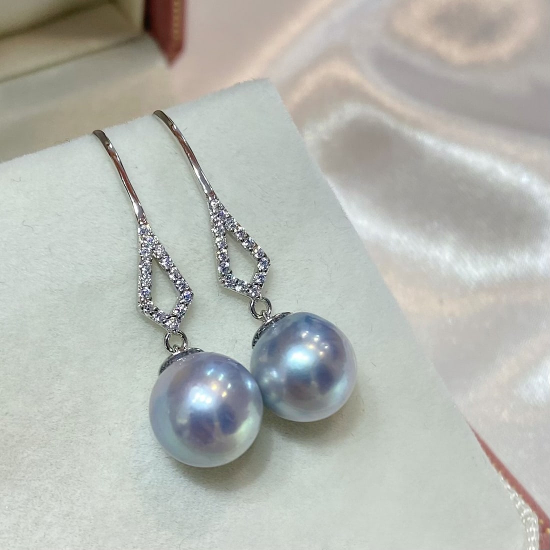 8-9mm real sea water pearl sterling silver earrings: 8-9mm real sea water pearl sterling silver earrings, rich color, elegant and generous to wear