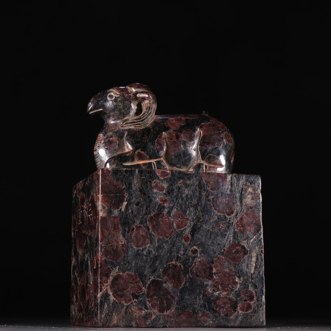 Chinese antiques, old collection, plum blossom stone sheep button seal: Chinese antiques, old collection, plum blossom stone sheep button seal. Specifications: Height 18cm Width 12.7cm Weight 3950g The carving has smooth lines, natural transitions, and harmonious proporti