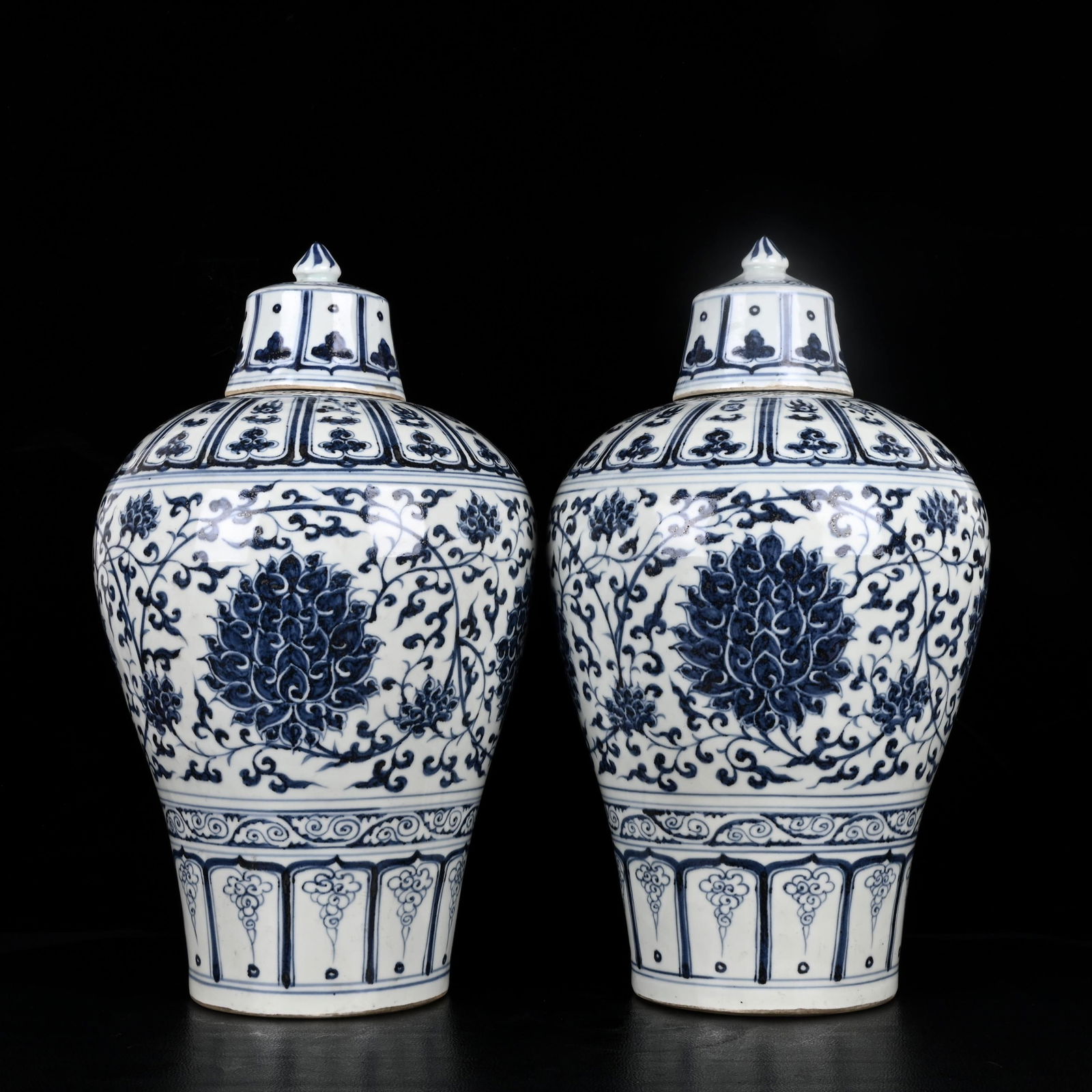 Chinese porcelain Old Tibetan blue and white flower pattern plum vase: Chinese porcelain Old Tibetan blue and white flower pattern plum vase. Purely handmade, with a reasonable layout, clear and distinct spaces, prominent themes, distinct layers, realistic images, hand-p