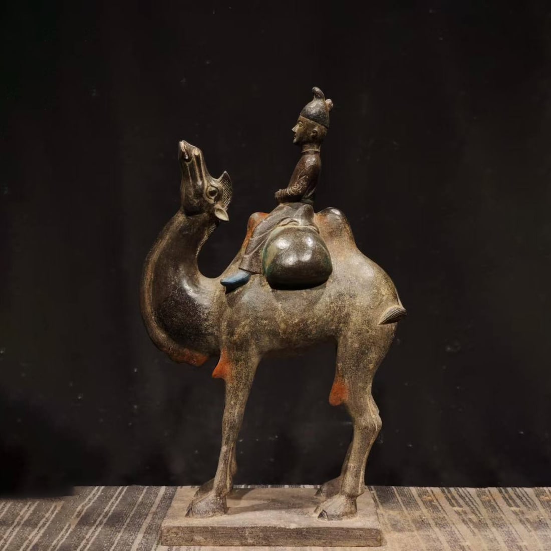 Chinese antiques, handed down from generation to generation, bluestone, Tang Dynasty style painted: Chinese antiques, handed down from generation to generation, bluestone, Tang Dynasty style painted Hu people riding camels. Height 46 cm, length 29 cm, width 13 cm The carving has smooth lines, natura