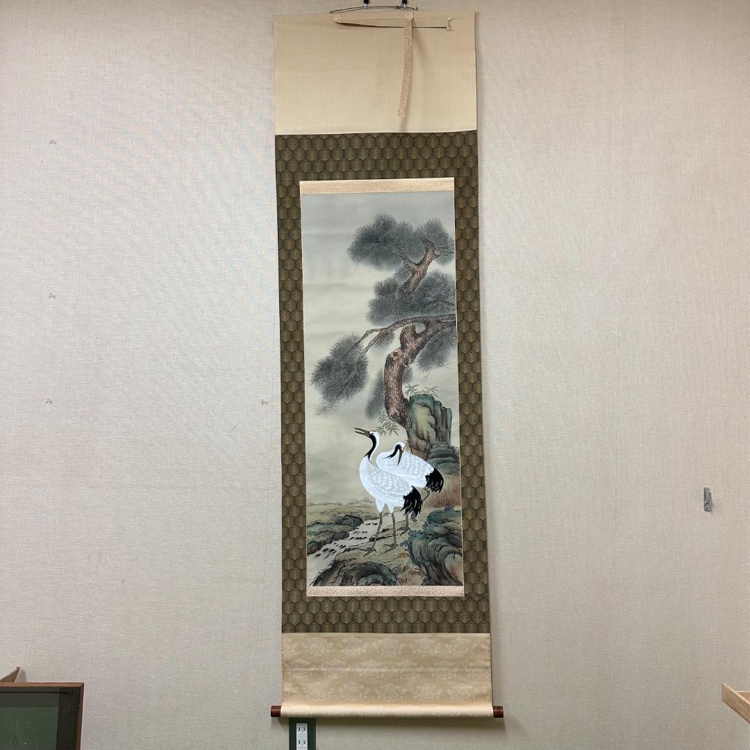 Hanging scroll signed and stamped by Shokaku Seisokaku: Hanging scroll signed and stamped by Shokaku Seisokaku. Comes with box! Hanging scroll with signature and seal, Shokaku Kiyoshi Sokaku.Because it is an old item, it is aged and damaged overall.I don't