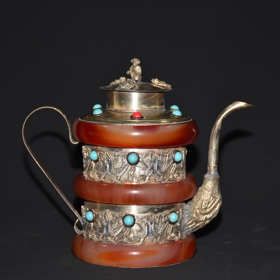 Agate copper-plated silver-plated turquoise three-bracelet dragon wine flask: Agate copper-plated silver-plated turquoise three-bracelet dragon wine flask. Fine workmanship, appearance as shown, size: length 15 cm, width 8 cm, height 12.5 cm, weight 246 grams Freight: 1.Interna