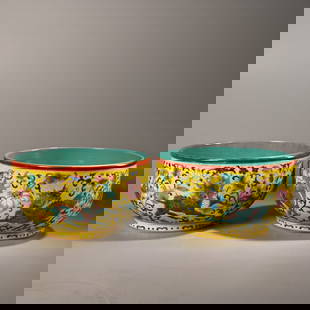 A pair of hand-painted enamel and pastel porcelain bowls from an old collection: A pair of hand-painted enamel and pastel porcelain bowls from an old collection. Exquisite painting, exquisite style, single weight 720 grams, height 10 cm, diameter 15.5 cm Freight: 1.International S