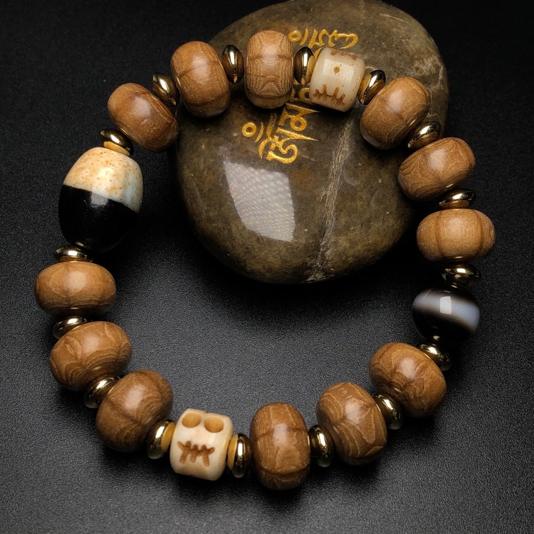 Tibetan ancient six-wood heaven and earth medicine master dzi bracelet: Tibetan ancient six-wood heaven and earth medicine master dzi bracelet. The Tiandi Yaoshi Dzi beads are usually regarded as auspicious objects, representing good luck, happiness and success, and can b