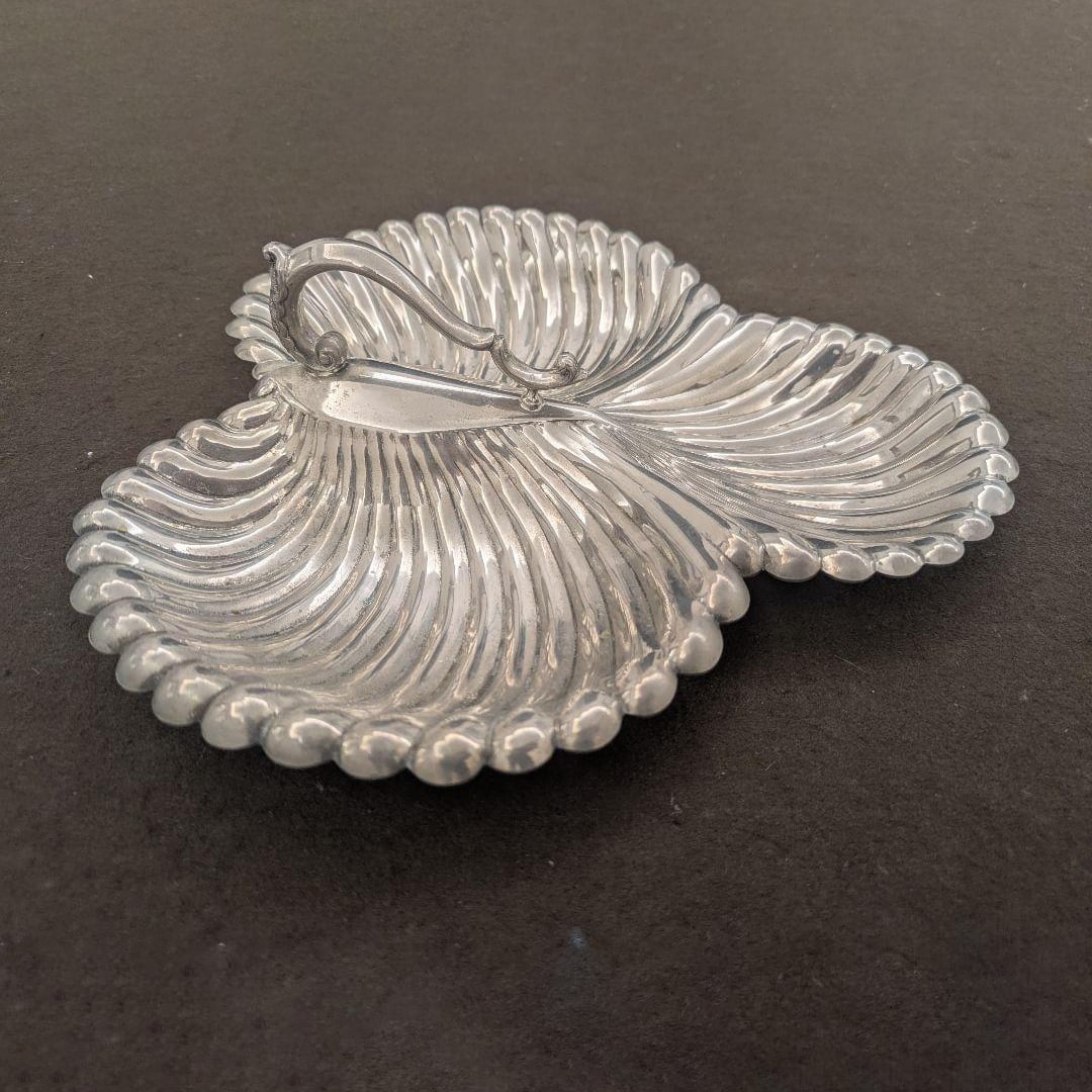 Shell pattern fruit bowl silverware French antique: Shell pattern fruit bowl silverware French antique. [Condition]Purchased in an antique shop during a trip to FranceSigns of use, but no damage.This fruit bowl with handles is beautifully shaped and lo