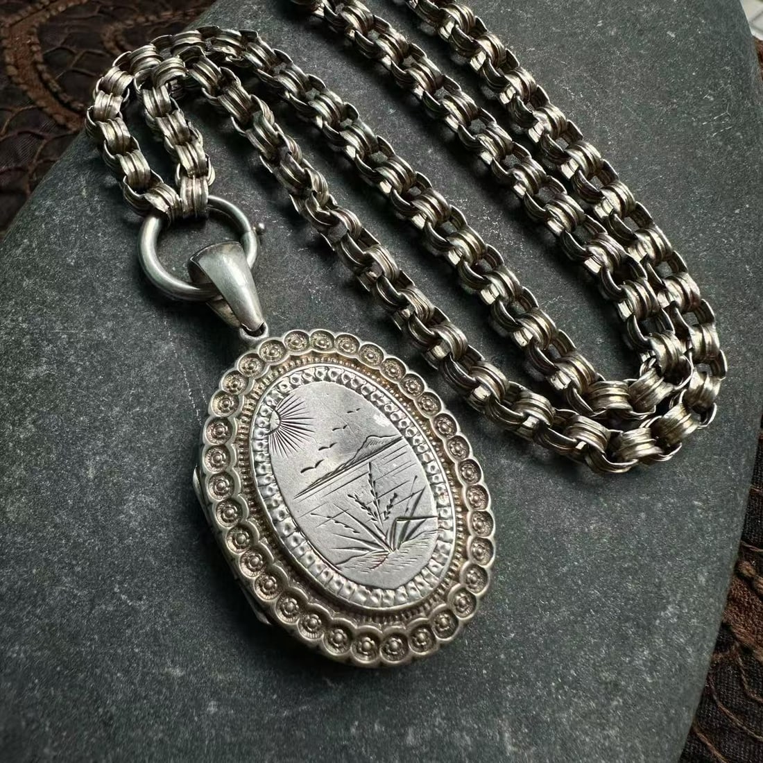 British antique sterling silver pendant with chain: British antique sterling silver pendant with chain Photo box 29X50mm, complete with British silver mark, dated 1881 with handmade necklace 46cm, no obvious flaws in the whole set. Total weight 21.7g.