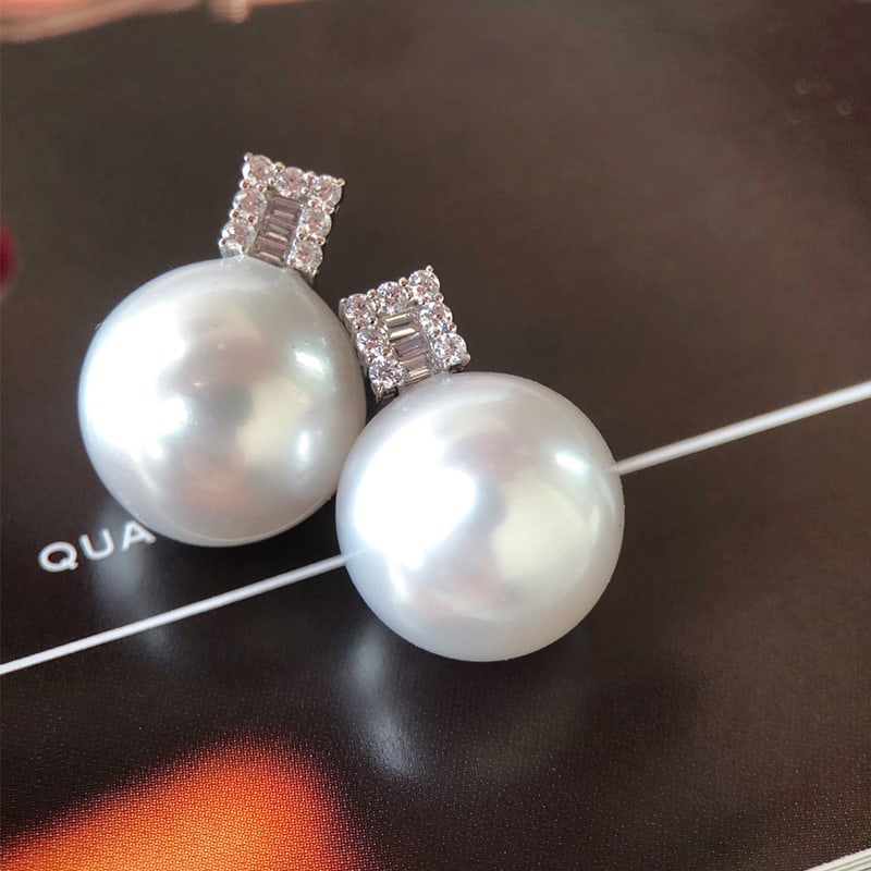 Dragon Pearl comparable to Australian White classic earrings: Dragon Pearl comparable to Australian White classic earrings Minor flaws, rock candy style with a pinkish hue and color Height 1 cm
