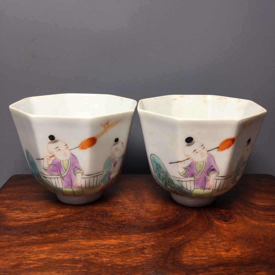 Collection of old embroidery boxes, Qing Tongzhi style "Children Playing" tea cup: Old embroidery box collection, Qing Tongzhi style "Children Playing" tea cup Old embroidery box 25/15/17cm Diameter 7cm height 6cm Freight: 1.International Shipping: Foreign shipping costs are determi