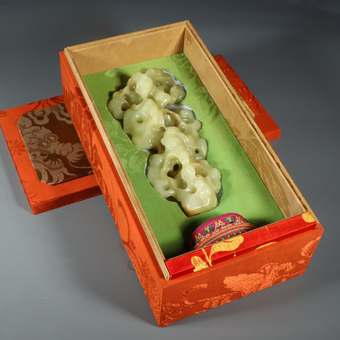 Old Collection of Fine Hetian Jade Lulutongcaiyuan Ornaments: Chinese antiques, private collection. Fine Hetian jade Lulutongcaiyuantong ornaments. Specifications: length 10.4cm width 6.1cm height 22.5cm weight 942g Freight: 1.International Shipping: Foreign shi