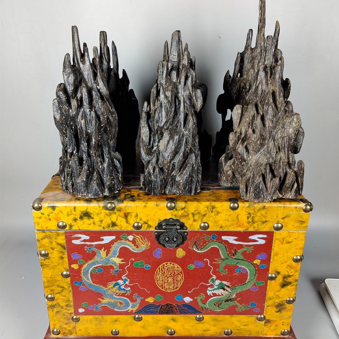 A box of agarwood shaped mountain ornaments: Chinese antiques, private collection, orderly inheritance (a box of agarwood shaped mountain ornaments), period objects, unique masterpieces, handed down from generation to generation, 6 pieces in a b