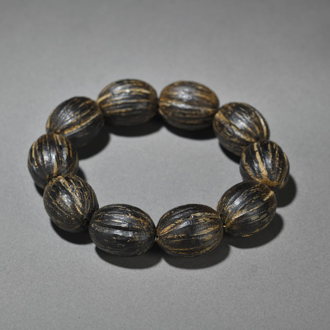 Vietnamese Agarwood: Chinese antique, private collection, well-established (scarred by Vietnamese agarwood), period piece, unique masterpiece, a family treasure, size: 2x2.6cm, weight: 59g Freight: 1.International Shippin