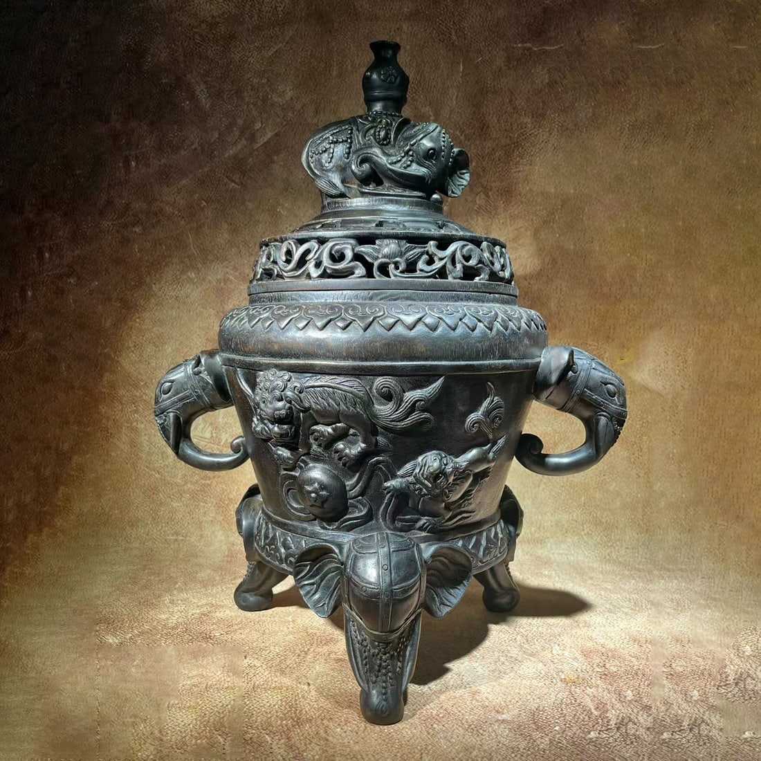 Agarwood and agarwood incense burner with two ears and an elephant trunk: Chinese antiques Private collection, orderly inheritance (Qinan old agarwood, double-ear elephant trunk three-legged incense burner) Period items Placement Unique masterpieces Heirlooms, unique and ma