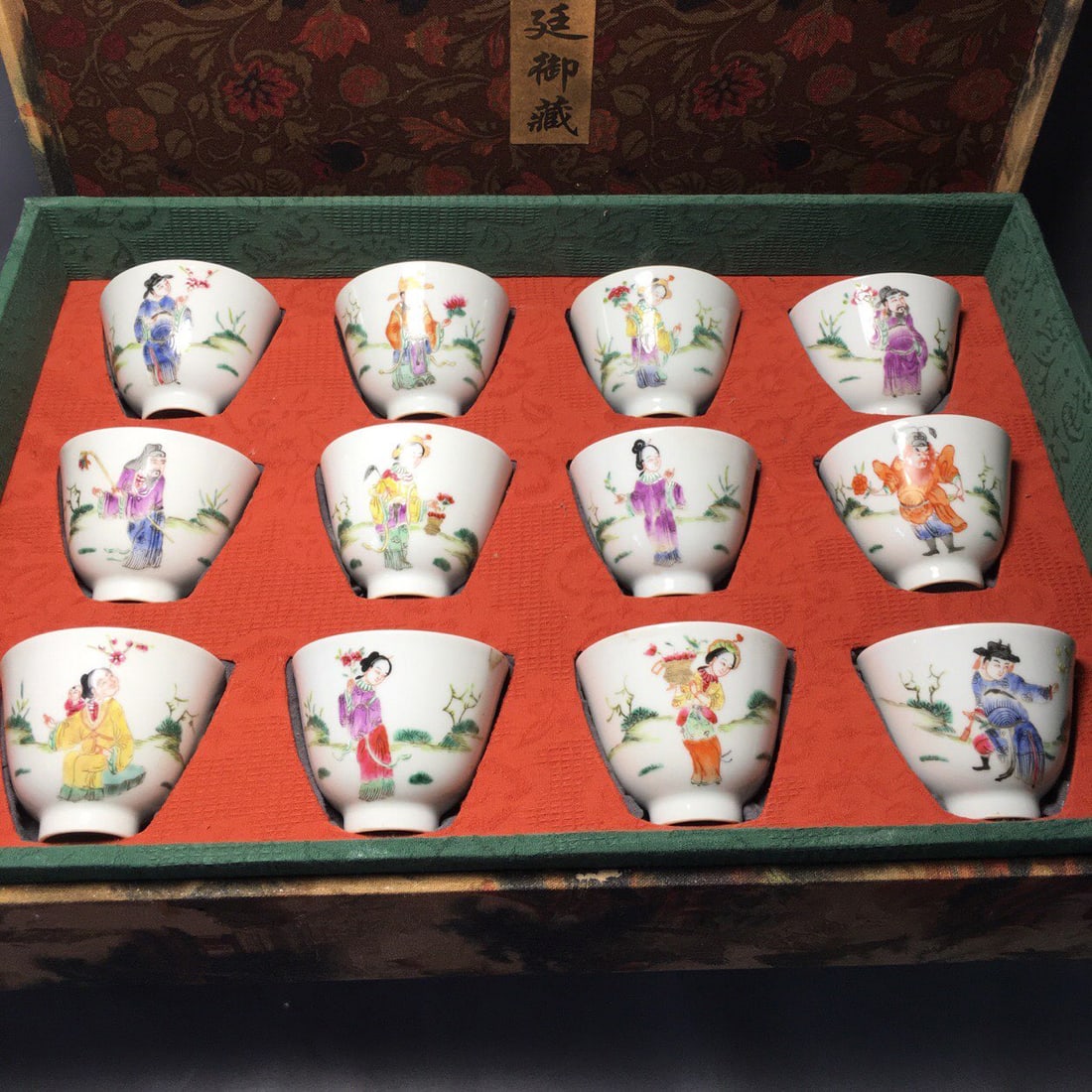 Qing Dynasty style twelve flower gods tea cup: Qing Dynasty style twelve flower gods tea cup Freight: 1.International Shipping: Foreign shipping costs are determined by the destination. 2.Photos, descriptions and valuations are carefully prepared