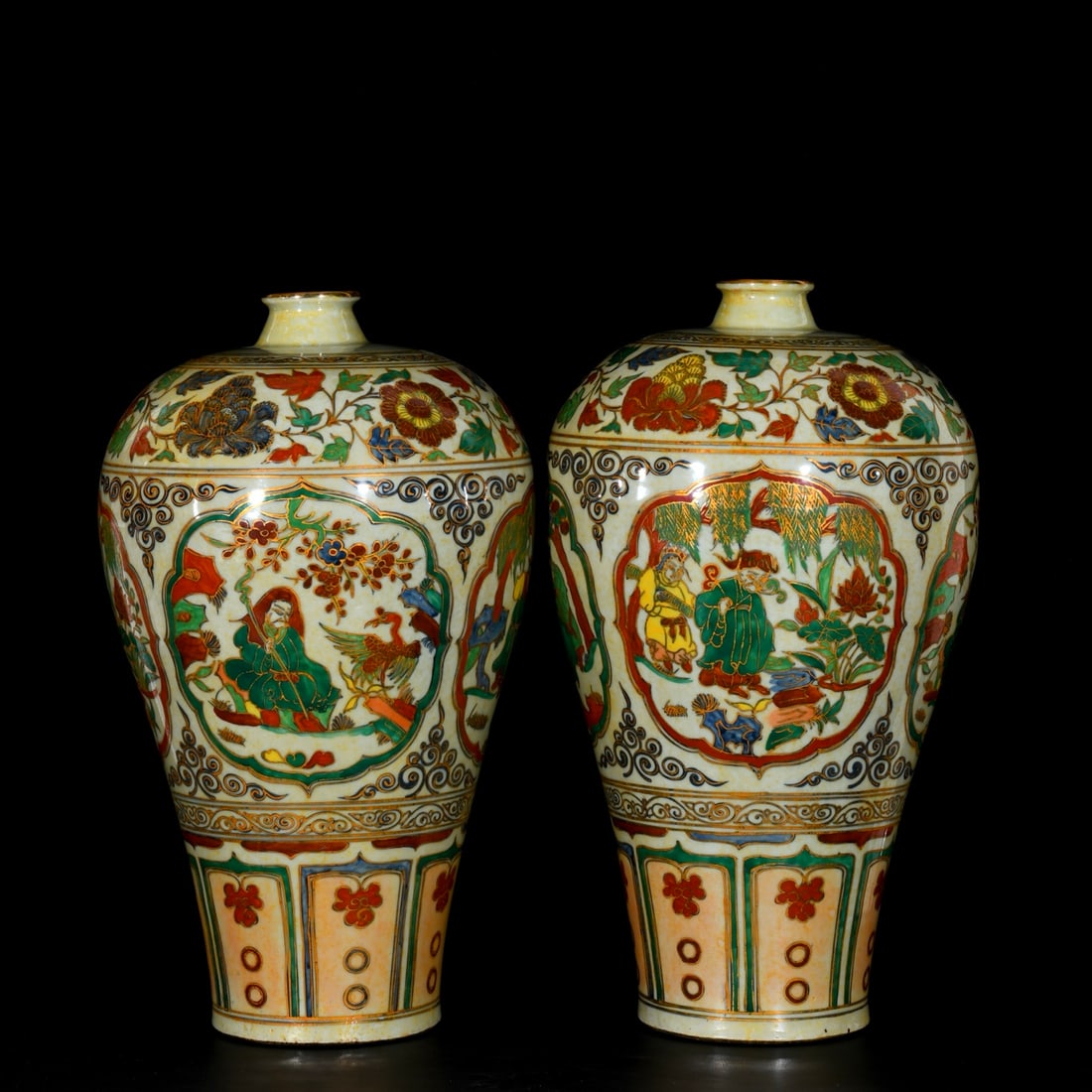 A pair of Yuan-style five-color gilt plum vases with a story of four loving figures: A pair of Yuan-style five-color gilt plum vases with a story of four loving figures Freight: 1.International Shipping: Foreign shipping costs are determined by the destination. 2.Photos, descriptions