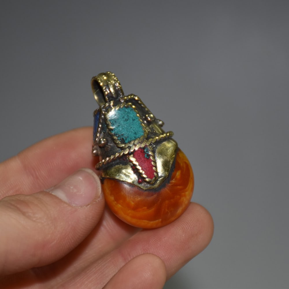Nepalese beeswax inlaid pure copper red pine green pine necklace pendant pendant: Nepalese beeswax inlaid with pure copper red pine and green pine necklace pendant, fine workmanship, appearance as shown in the picture, size: length 2.5 cm width 1.5 cm height 4 cm weight 12 grams Fr