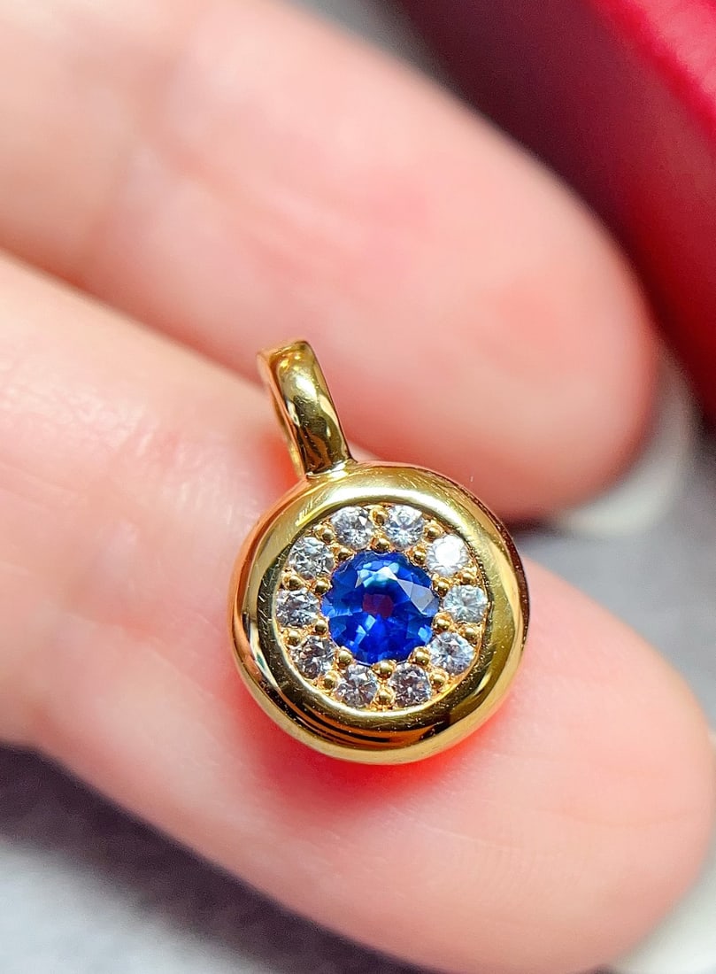 18k gold sapphire pendant: 18k gold sapphire pendant, round royal blue, button design, the buckle head is a universal buckle, versatile and fashionable, the main stone is about 0.25 carats, 10 white sapphires, weighing 0.96 gra