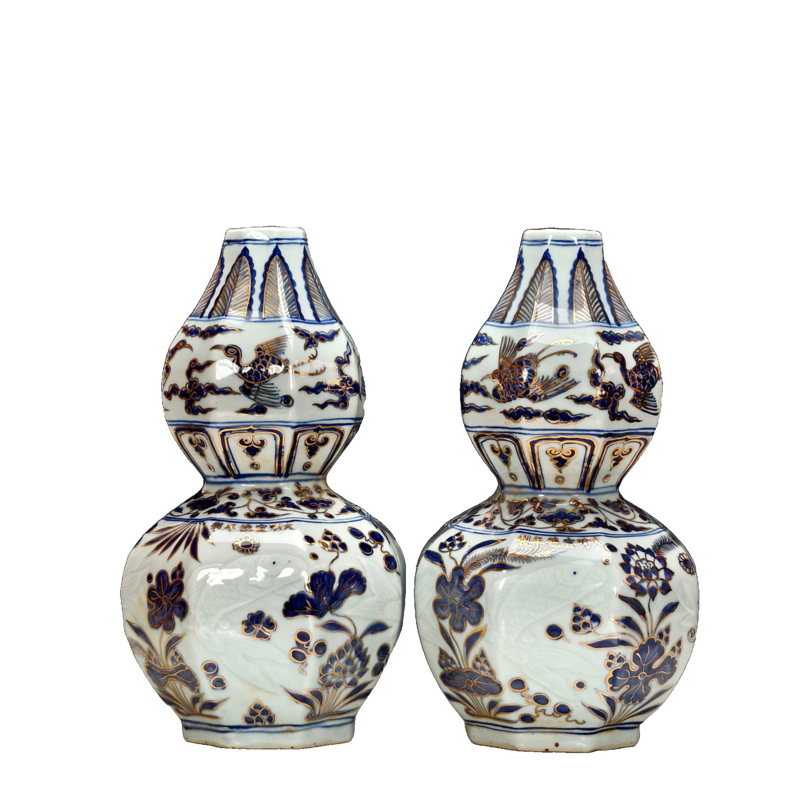 Ming Dynasty Xuande Style Blue-and-Gold Decorated Engraved Porcelain Gourd Bottle with Phoenix and: A Ming Xuande-style blue and white porcelain gourd bottle with gold painting and hidden decoration featuring a phoenix and fish design. The body is beautifully shaped, dignified and upright, robust an