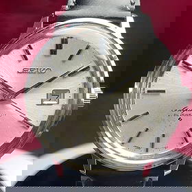 Seiko Skyliner manual wind 21 jewels made in Japan with new leather strap: Product Name: SEIKO Skyliner Hand-Wound 21 JewelsManufactured in Japan in the 1960s, with a vibration rate of 21,600Silver sunburst dialBar indicesSS caseCase width: approximately 36mm (excluding the