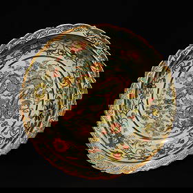 Ming Chenghua style polychrome dragon pattern plate with gold outline: This Chenghua-style five-colored gold-drawn dragon pattern plate, with a height of 5 centimeters and a diameter of 22 centimeters. The plate body has an elegant floral rim design, with fine texture. T
