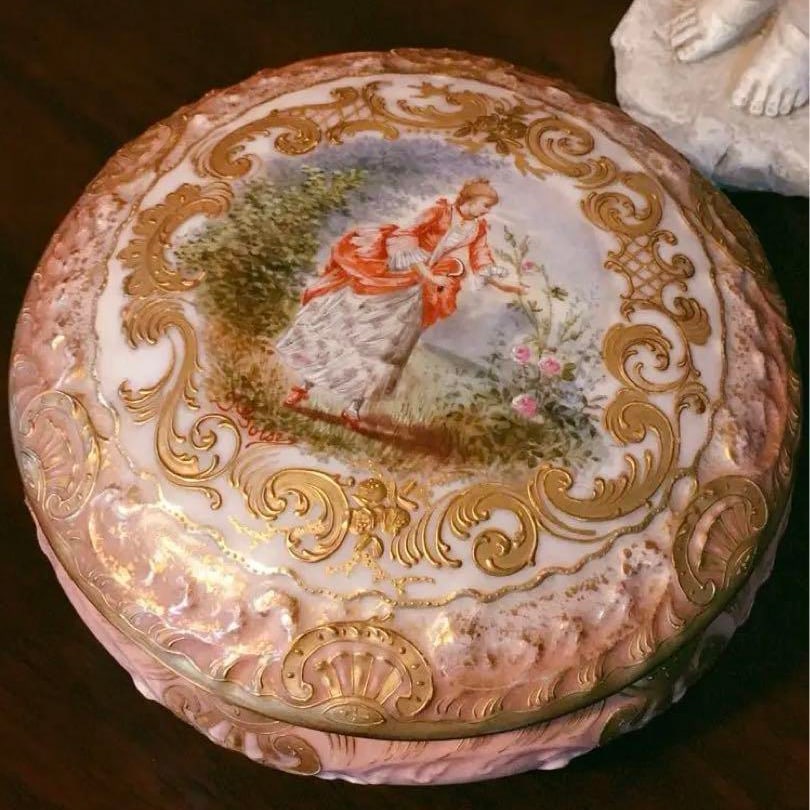 Rare French Antique Court Lady Bonbonnière Plate: Rare French antique court lady Bonbonniere dish, late 19th century French antique.This was sold at a high-end salon antique exhibition in France.It is a candy box from Old Paris Porcelain.Bonbonnière