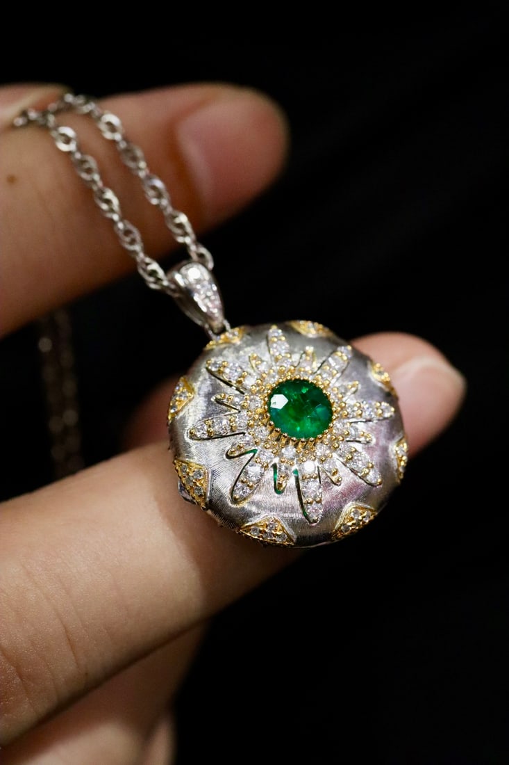 Buccellati Pendant with Natural Emerald: Natural Bvlgari Bucellati pendant. Bucellati craftsmanship feels very retro and luxurious - PT950 diamond and Panjshir emerald pendant with hollow back design that can be opened, gold weight 3.7g, mai