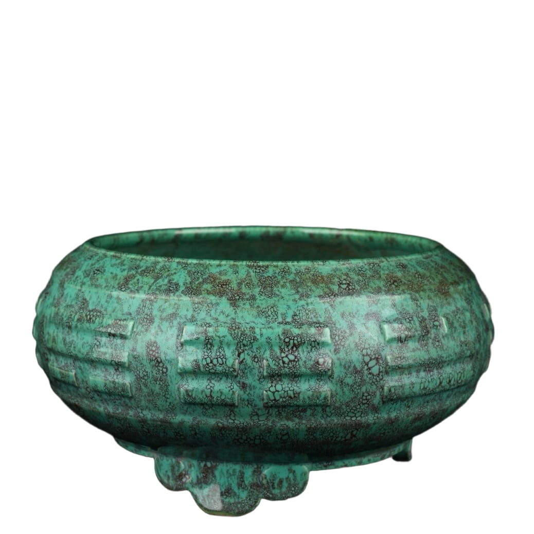 Qing Qianlong style green Jun glaze incised eight trigrams pattern three-legged washbasin: An antique from Asia, this is a Qing Qianlong-style green Jun glaze incised Ba Gua pattern three-legged washbasin, with a height of 9 centimeters and a diameter of 18 centimeters. The body is covered