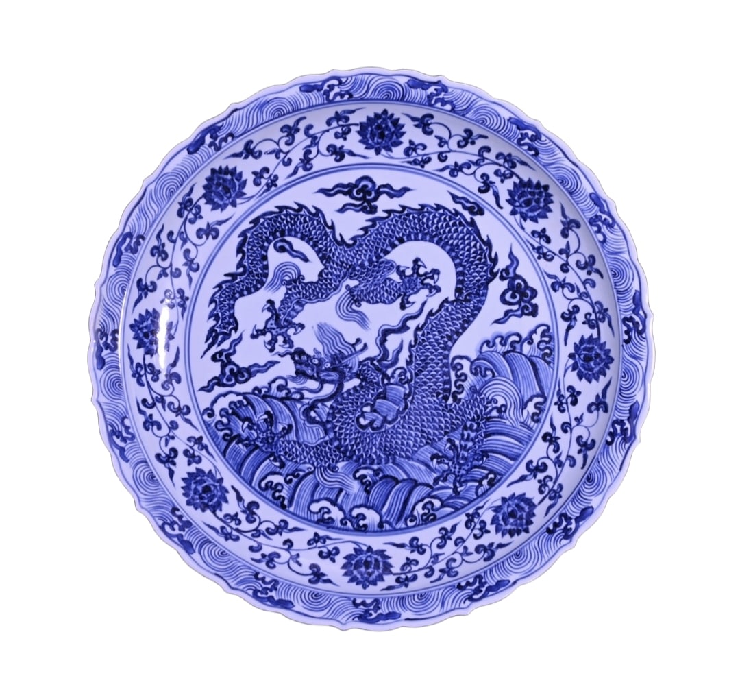 Ming Xuande Style Blue and White Porcelain Large Plate with Dragon and Wave Pattern: Asian antique, this is a large blue and white porcelain plate in the style of Xuande of the Ming Dynasty, with a height of 7 cm and a diameter of 60 cm. The plate is in the shape of a flower mouth, wi