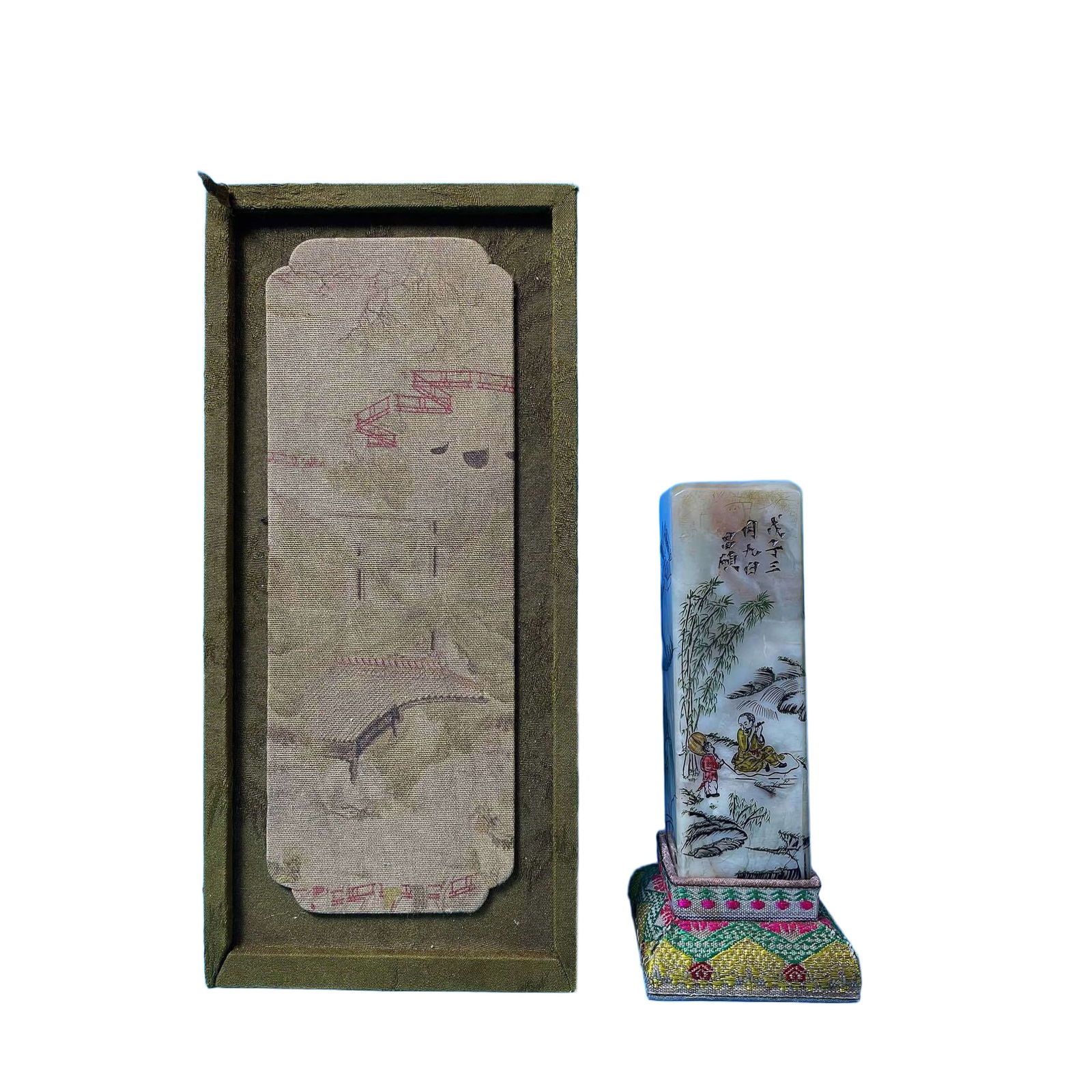 One Shoushan stone landscape seal: An Asian antique, this is a Shoushan stone landscape seal. The seal measures 3.5×3.5×11 centimeters and weighs 371 grams. The accompanying box measures 22×10×8 centimeters. The seal stone has a wa