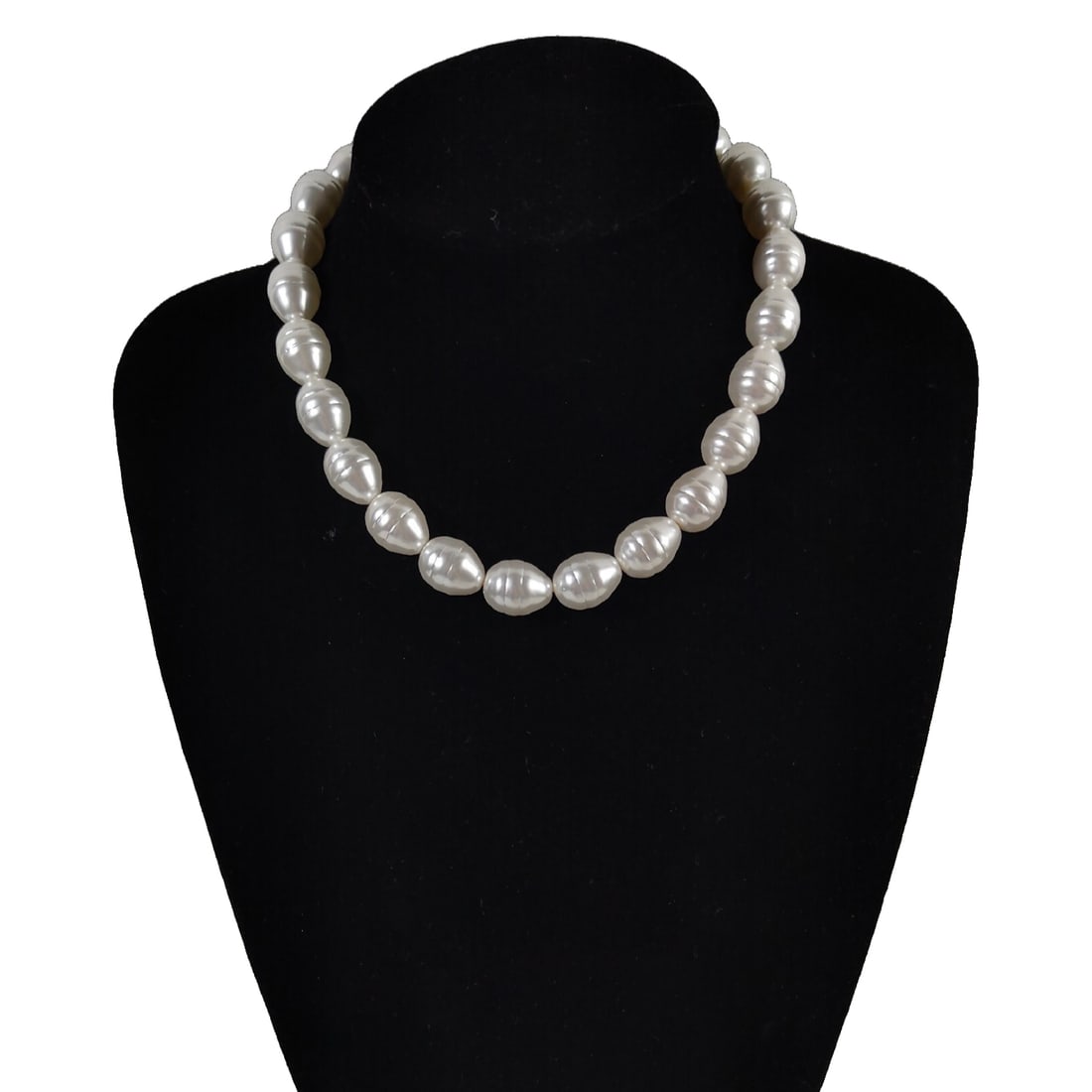 Qing Dynasty Tribute Pearl Necklace: Asian antique, Qing dynasty tribute pearl, freshwater pearl, single pearl size 12x16 mm weight 99.6 grams. Shell with spiral texture, first-class condition, flawless, an excellent collectible. Freight