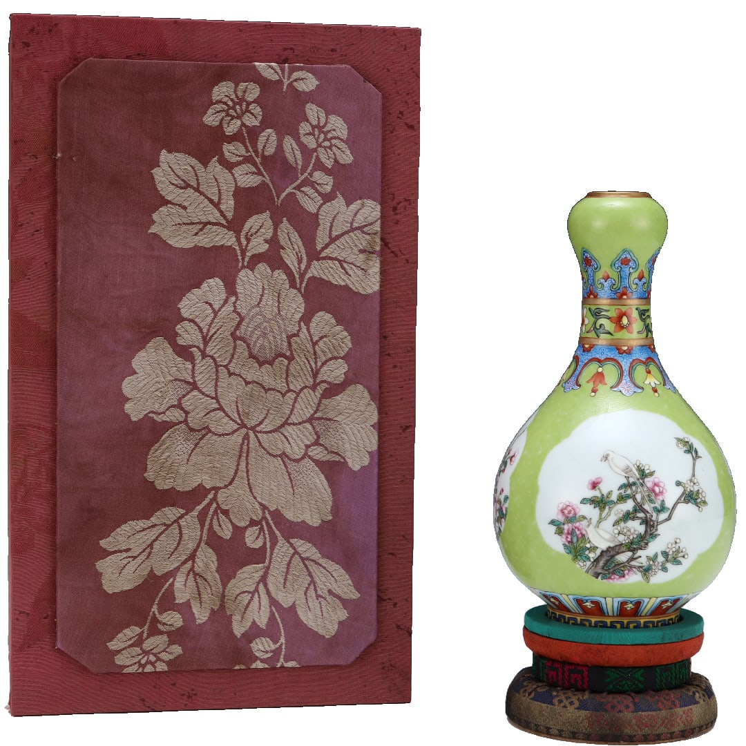 Qing Qianlong Style Enamel Colored Open-Window Flower and Bird Garlic Bottle: Qing Dynasty Qianlong period enamel open window flower and bird garlic-head bottle, 18.3 cm tall, 10 cm in diameter, with a delicate and elegant body. The entire body is covered with a soft green glaz